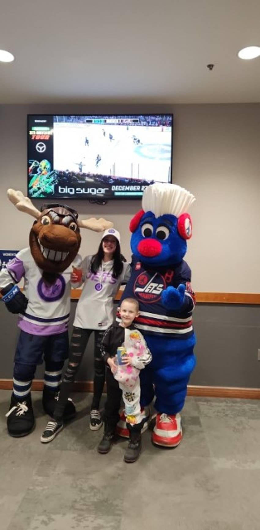 Mark Scheifele pays a special visit to young cancer patient