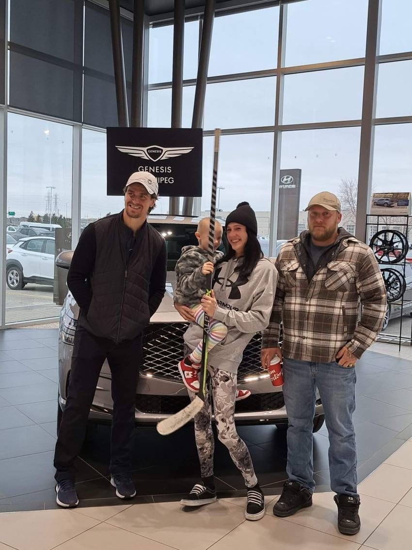 Mark Scheifele pays a special visit to young cancer patient